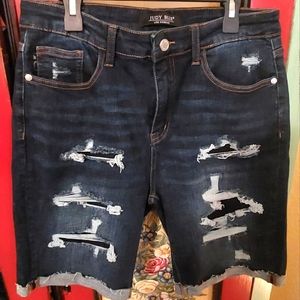 Judy Blue distressed burmuda shorts size L